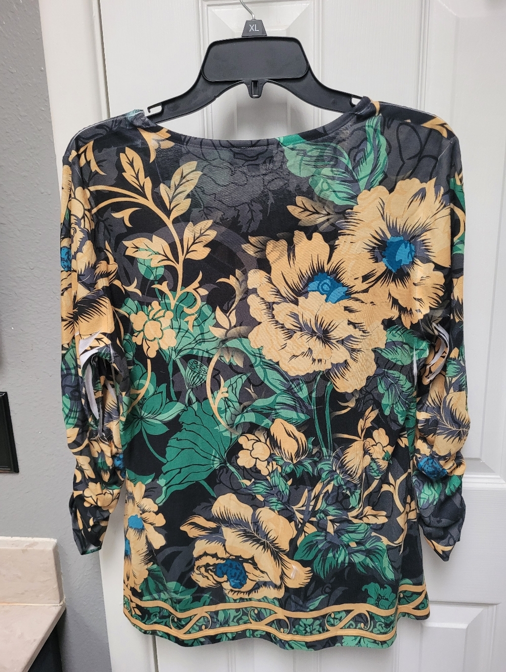 JM Collection women's top featuring a vibrant floral and foliage print Sz L - Picture 3 of 3